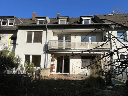 Gartenansicht - Haus kaufen in Bonn / Pennenfeld - Bezugsfrei !!Großes 3-Familienhaus (240 m²/9 Zimmer) mit Sonnengarten und Sonnenbalkon in TOP-Lage