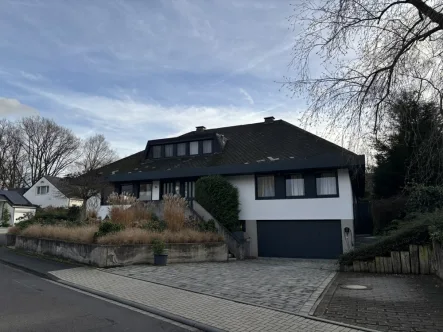 Außenansicht - Wohnung kaufen in Sankt Augustin / Hangelar - TOP-Lage Alter Niederberg! Ein Steinwurf zum Golfplatz - Schöne, helle 3-Zimmer ETW mit Sonnenbalkon