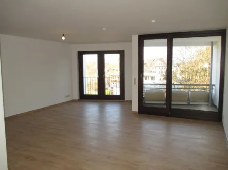 Wohnzimmer mit Balkon - Wohnung mieten in Bonn - Traumhafte, lichtdurchflutete 2-Zimmer Wohnung mit Balkon in ruhiger Nebenstraße von Bonn-Kessenich