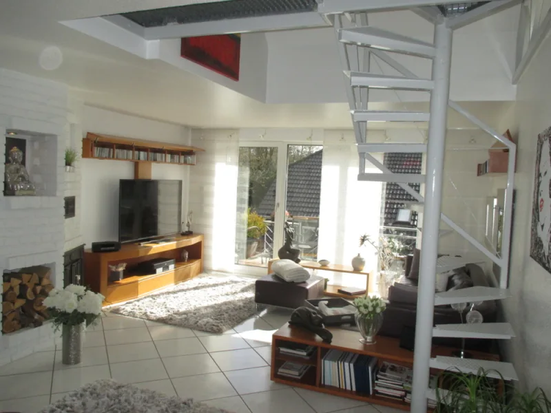 Blick ins Wohnzimmer (2) - Wohnung kaufen in Hennef - Maisonette-Wohnung in schöner Wohnlage von Hennef mit zwei Bädern, Sonnenbalkon und Klimaanlage!