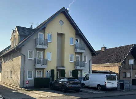 Vorderansicht - Wohnung kaufen in Niederkassel / Mondorf - Der Rhein nur einen Katzensprung entfernt: DG-WHG mit Sonnenbalkon in Top-Lage Niederkassel-Mondorf!