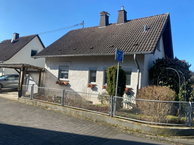 Seitenansicht - Haus kaufen in Unkel - Familienfreundliches EFH mit wohnwirtschaftlich ausgebauter ELW und Wintergarten fußläufig zum Rhein