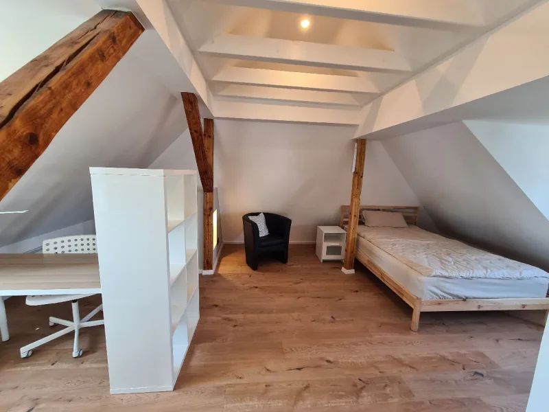 Das geräumige Schlafzimmer