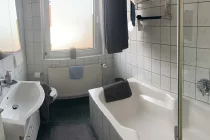 und zeitlos gestaltetes Badezimmer