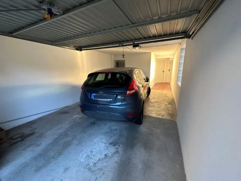 Garage mit Abstellbereich