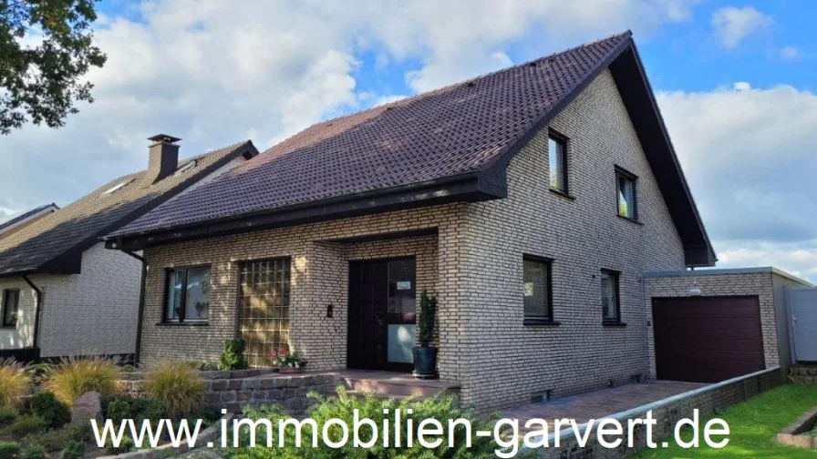 Ansicht - Haus kaufen in Dorsten-Rhade - Großzügige Familienoase! Schönes Einfamilienhaus mit Blick ins Grüne, Ortsrandlage Rhade