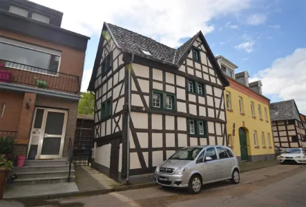 Außenansicht - Haus mieten in Bornheim - Highlight für Individualisten! Wohnen im denkmalgeschützten Fachwerkhaus mit Innenhof und Garten!