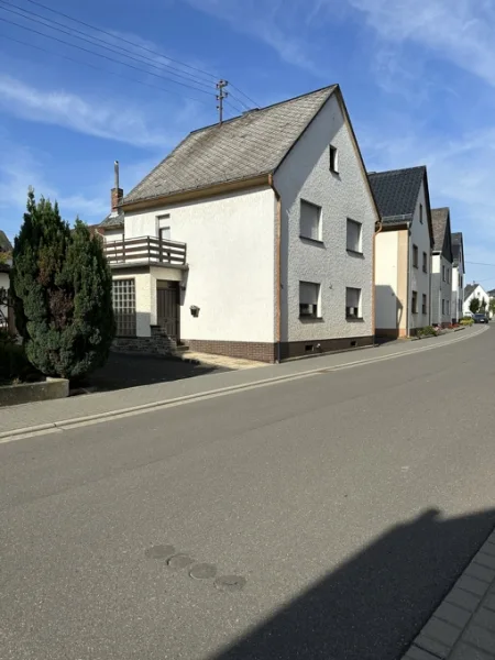 Langenfeld - Haus kaufen in Langenfeld - Einfamilienwohnhaus mit Doppelgarage und Garten-/Wiesengrundstück in der Eifelgemeinde Langenfeld
