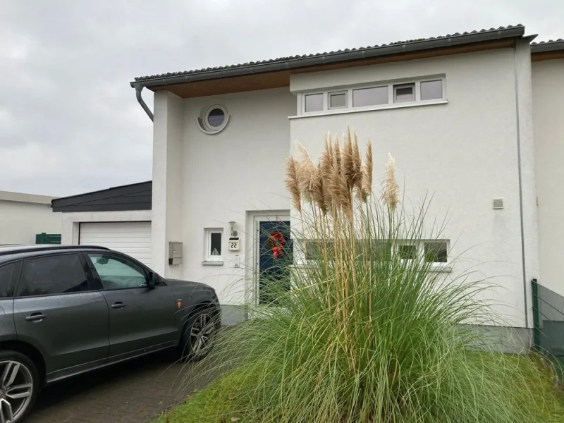 Aussenansicht - Haus kaufen in Neuwied - Moderne Doppelhaushälfte mit Garage in begehrter Wohnlage von Irlich