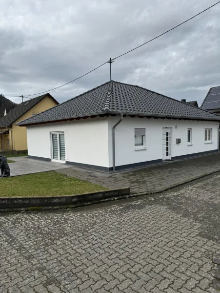 Vorne und Terrasse - Haus kaufen in Niederbreitbach - Bungalow mit Garage in ruhiger Wohnlage