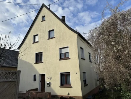 Frontansicht - Haus kaufen in Dattenberg - Freistehendes Einfamilienhaus mit geräumiger Scheune und großem Grundstück in Dattenberg