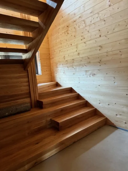 breite Holztreppe