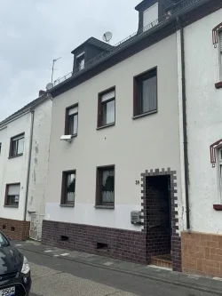 Frontansicht - Haus kaufen in Neuwied / Irlich - Einfamilienhaus mit kleinem Garten, Terrasse und Garage sucht neue Familie... Einfamilienhaus in Neuwied-Irlich