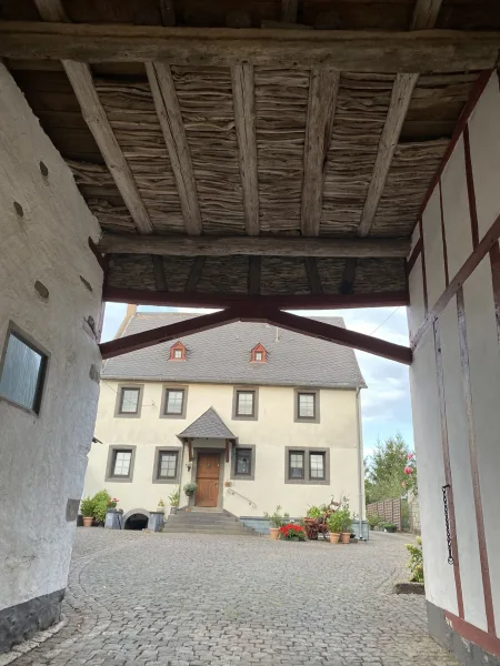 Durchfahrt mit Blick Haupthaus 