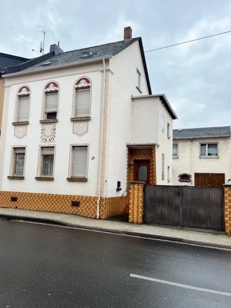 Fassade - Haus kaufen in Mülheim-Kärlich - Einfamilienhaus mit Einliegerwohnung und  Wintergarten, Hof und Garage in Mülheim-Kärlich, vermietet