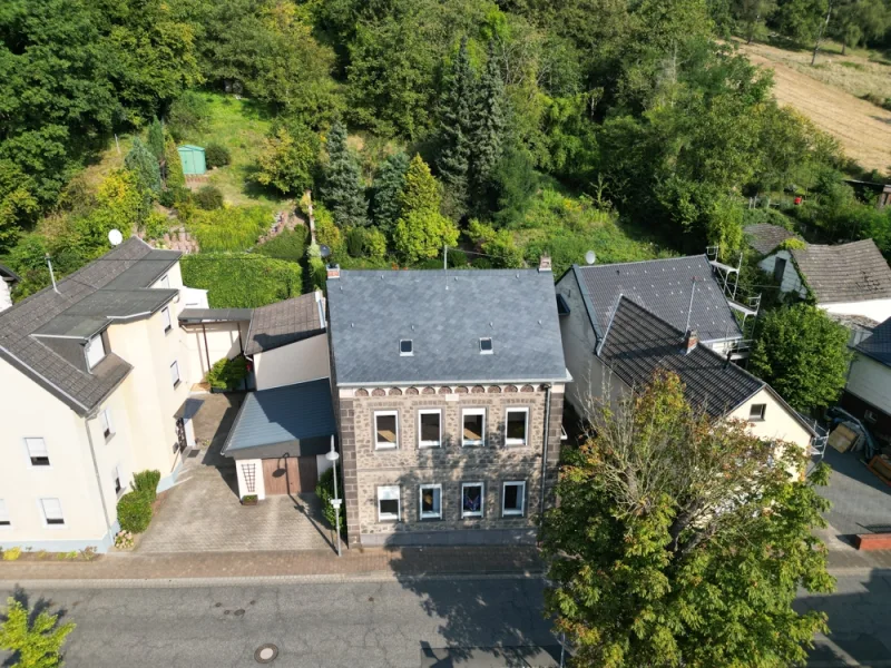 dji_fly_20221122_000120_245_1725265885489_photo - Haus kaufen in Nickenich - Natursteinhaus mit neuer Dackeindeckung und neuer Heizung und 1040 m² Grundstück in Nickenich