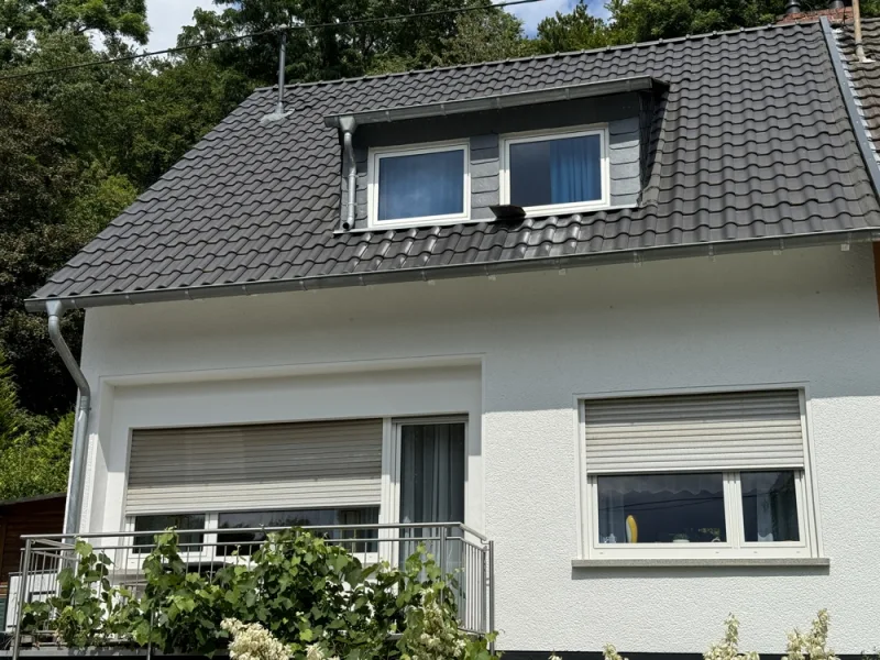 Frontansicht - Haus kaufen in Neuwied / Oberbieber - Komfortables Doppelhaus mit Garage in Oberbieber