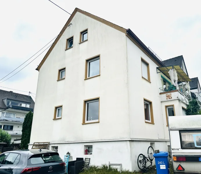 Hausansicht  - Haus kaufen in Koblenz / Arenberg - Zur Zwangsversteigerung kommt dieses Einfamilienhaus mit integrierter Garage in Koblenz-Arenberg