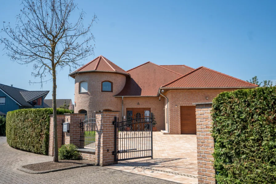 Außenansicht - Haus kaufen in Polch - Exklusives Villenanwesen im mediterranen Stil!