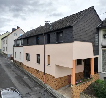 Frontansicht - Haus kaufen in Neuwied / Heimbach-Weis - Einfamilienhaus mit Einliegerwohnung in Neuwied-Heimbach