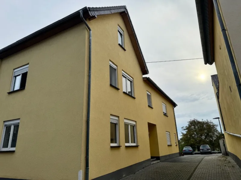 Seitenansicht - Haus kaufen in Nickenich - Appartement- oder Praxishaus, top Zustand mit Balkon, Garten und Stellplätzen in Nickenich