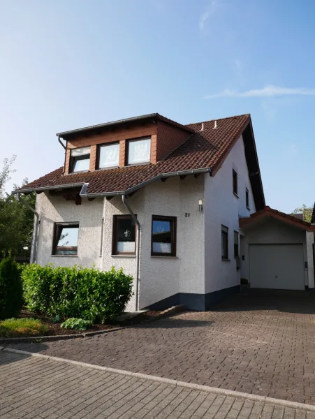 Straßenansicht - Haus kaufen in Wehr - Solides Einfamilienwohnhaus mit Garten und Garage in Wehr