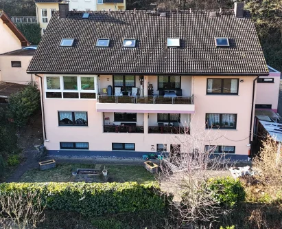 Rückansicht - Haus kaufen in Lehmen - Attraktive Kapitalanlage mit Eigennutzungsoption! 5-Parteienhaus mit Moselblick in Lehmen!