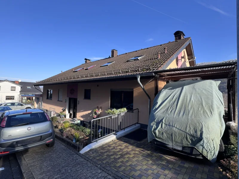 Frontansicht und Carport