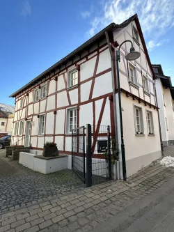 Ansicht - Haus kaufen in Dernau - Ihr neues Zuhause: Gemütliches, saniertes Fachwerkhaus mit Doppelgarage in Dernau