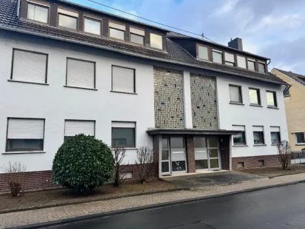 Front - Haus kaufen in Urmitz - Sehr gepflegtes Mehrfamilienhaus mit 6 Dreizimmerwohnungen und Garagen in Urmitz zu verkaufen