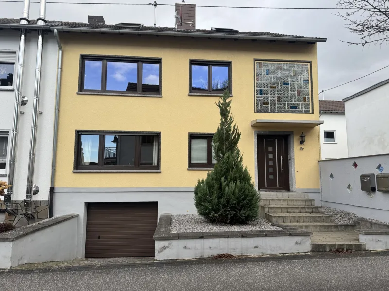 Frontansicht - Haus kaufen in Weitersburg - Gepflegtes Zweifamilienhaus in Weitersburg bei Koblenz