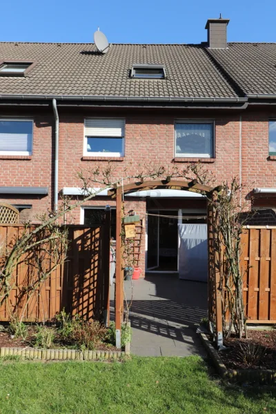 Ansicht hinten - Haus kaufen in Duisburg - Schönes Reihenmittelhaus im "Walsumer Dorf" von Duisburg!