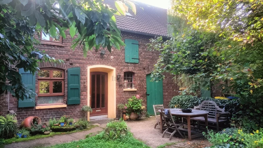 Vorderansicht - Haus kaufen in Voerde - Historisches Bauernhaus mit Nebengebäuden plus Halle auf großem Grundstück!