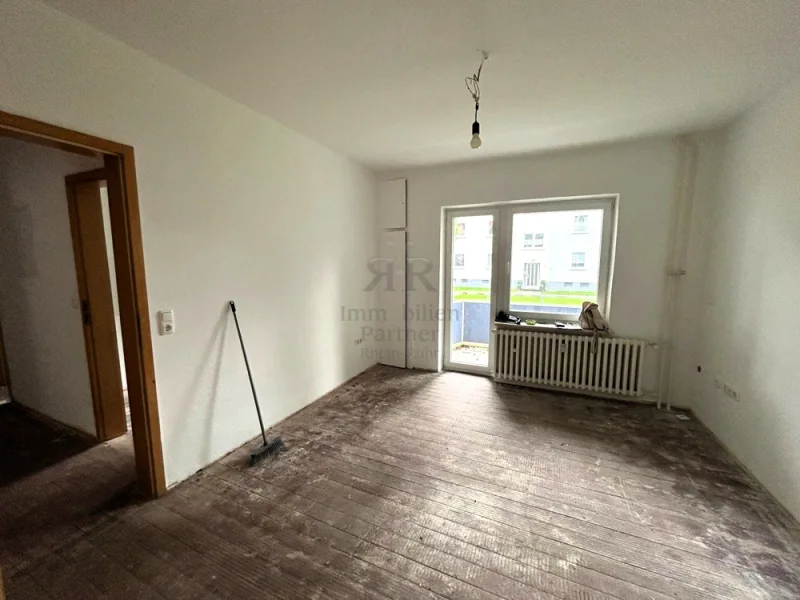 Wohnzimmer - Wohnung mieten in Dortmund / Kirchlinde - Renovierungsbedürftige kleine 3,5 Raum Erdgeschosswohnung