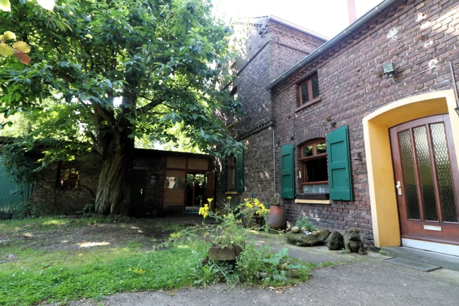 Vorderansicht - Haus kaufen in Voerde - Historisches Bauernhaus mit Nebengebäuden plus Halle auf großem Grundstück!