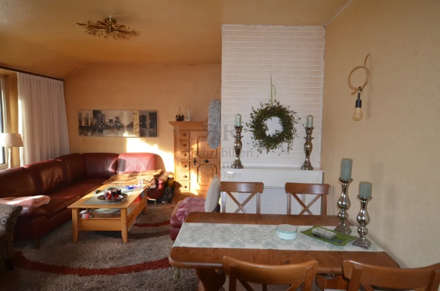 Wohnzimmer - Wohnung kaufen in Duisburg - Gemütliche Dachgeschosswohnung mit Balkon und Blick ins Grüne