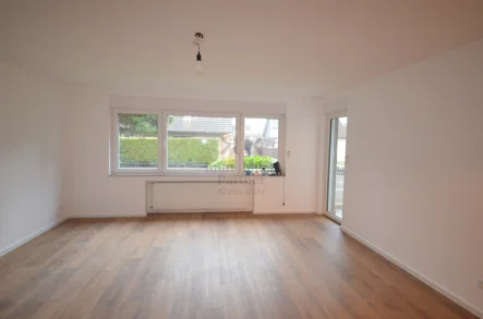 Wohnzimmer - Wohnung mieten in Duisburg - Erstbezug nach Komplettsanierung! Sehr schöne und helle Erdgeschosswohnung mit Balkon!