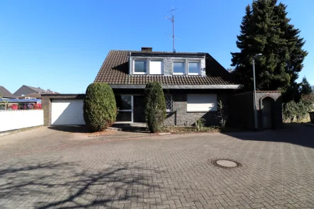 Vorderansicht - Haus kaufen in Dinslaken - Sanierungsbedürftiges, freistehendes Einfamilienhaus mit viel Potenzial und großer Garage!