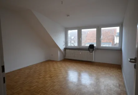 Wohnzimmer - Wohnung mieten in Krefeld - Sportliche Mieter für die 4. Etage gesucht! Gut geschnittene DG-Wohnung in Krefeld-City.