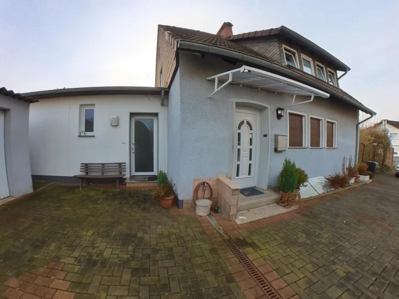 Eingang - Wohnung kaufen in Bad Salzuflen - 2 Eigentumswohnungen (eine im Bungalowstil mit separatem Eingang) in einem 3-Familien-Haus