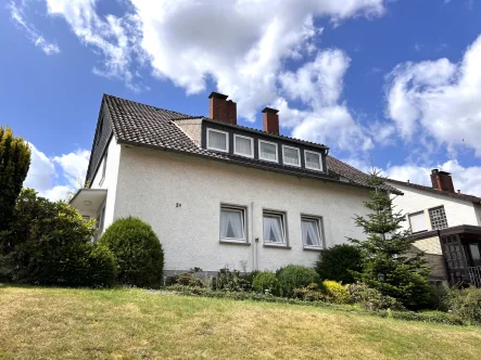 Außenansicht - Haus kaufen in Dörentrup - Gut geschnittenes Zweifamilienhaus mit Traumgarten und Garage
