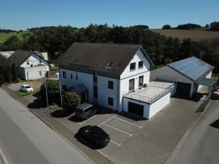 Außenansicht - Halle/Lager/Produktion kaufen in Neuenrade / Küntrop - Gepflegtes Büro- und Wohngebäude mit einer Versandhalle & Photovoltaik in Neuenrade zum Verkauf