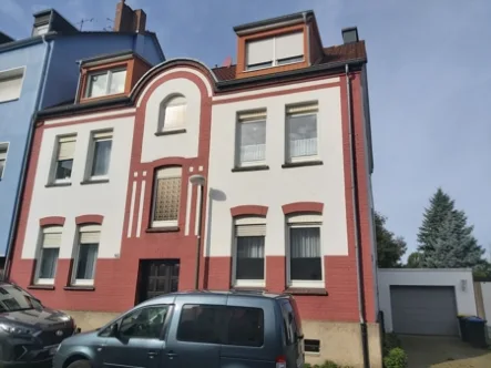 Straßenansicht mit Garage - Haus kaufen in Dortmund / Berghofen - Preisreduzierung: Gepflegtes Mehrfamilienhaus mit einer Garage in Dortmund-Berghofen zu verkaufen
