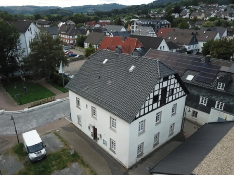 Luftbild - Haus kaufen in Balve - Seltene Gelegenheit: Denkmalgeschütztes Wohn- & Geschäftshaus im Zentrum von Balve zu verkaufen!
