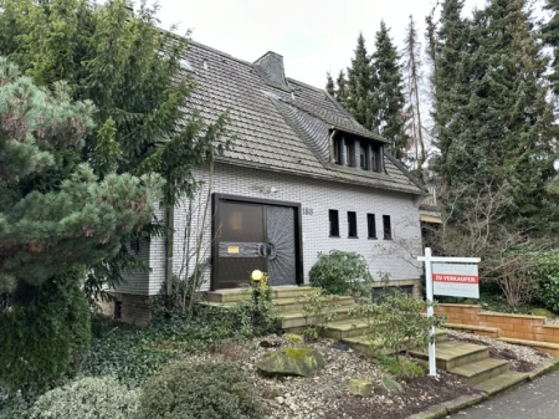 Straßenansicht - Haus kaufen in Dortmund / Groppenbruch - Geräumiges Einfamilienhaus mit einer Garage, Schwimmbad und großem Garten in Dortmund-Groppenbruch