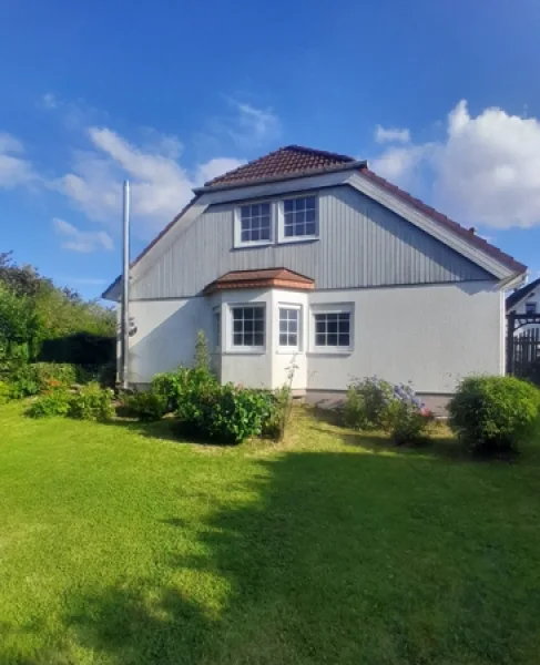 Gartenansicht - Haus kaufen in Fröndenberg/Ruhr - Einfamilienhaus (ca. 176 m² Wohn-/Nutzfläche) mit Garten und Garagenhaus in Fröndenberg-Hohenheide