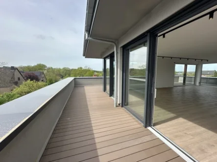 Umlaufender XXL-Balkon / Terrasse - Wohnung mieten in Iserlohn / Hennen - TOP: Neues, hochwertiges Penthouse, exklusive Ausstattung, Traumaussicht, XXL-Balkon & Klimaanlage