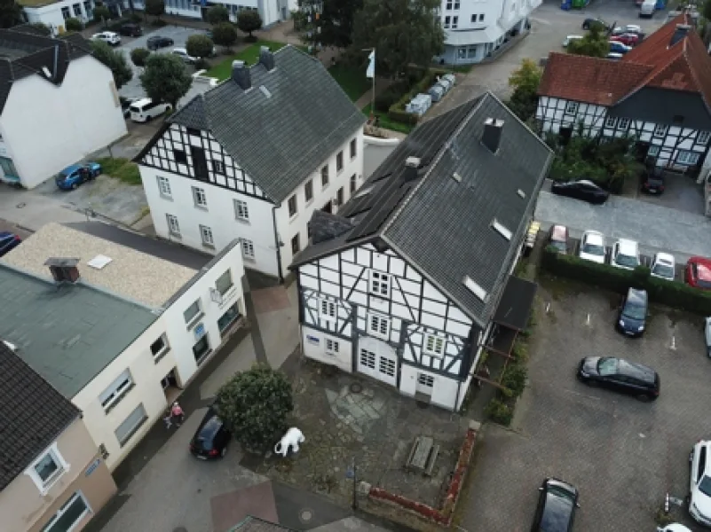 Luftbildaufnahme - Haus kaufen in Balve - Preisreduzierung: Historisches Wohn- & Geschäftshaus im Zentrum von Balve zu verkaufen!