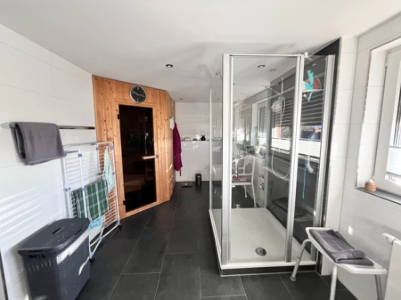 Sauna / Dusche - Wohnung kaufen in Iserlohn - Sehr gepflegte Maisonette-Wohnung mit Balkon, Sauna & Stellplatz in Iserlohn-Hennen zu verkaufen