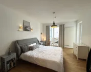 Schlafzimmer mit Zugang zum Balkon